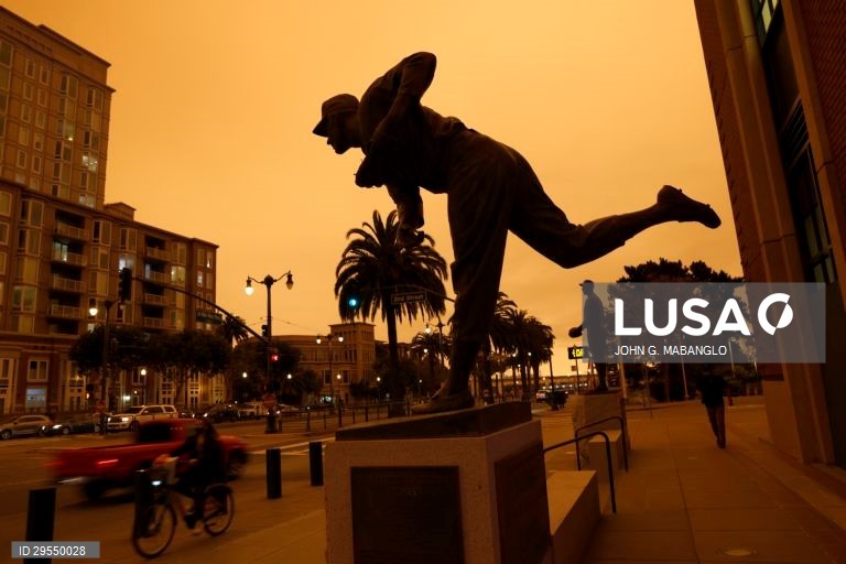 Fumo do incêndio torna a área da baía de San Francisco laranja