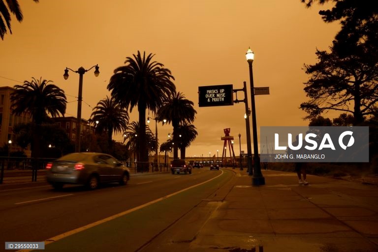 Fumo do incêndio torna a área da baía de San Francisco laranja