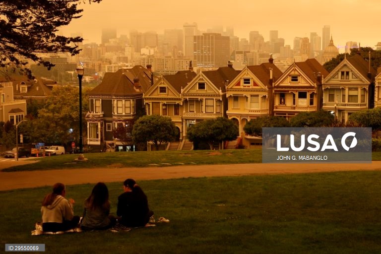 Fumo do incêndio torna a área da baía de San Francisco laranja