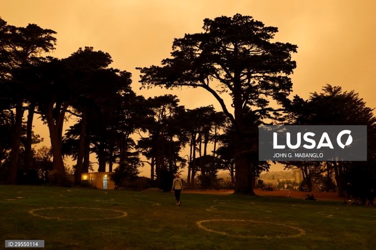 Fumo do incêndio torna a área da baía de San Francisco laranja