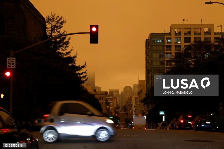 Fumo do incêndio torna a área da baía de San Francisco laranja