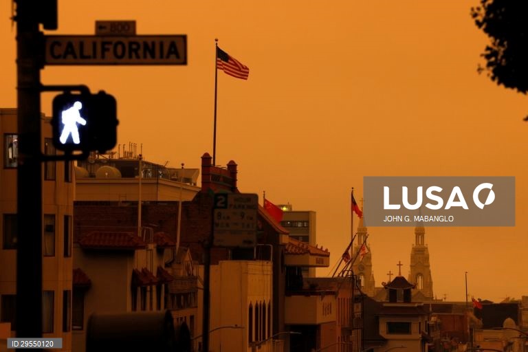 Fumo do incêndio torna a área da baía de San Francisco laranja