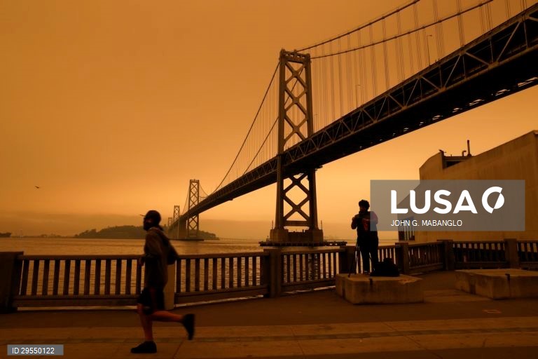 Fumo do incêndio torna a área da baía de San Francisco laranja