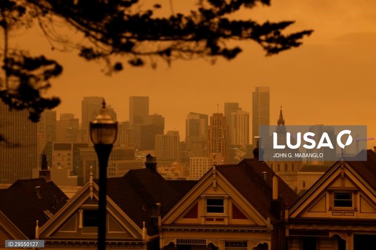 Fumo do incêndio torna a área da baía de San Francisco laranja