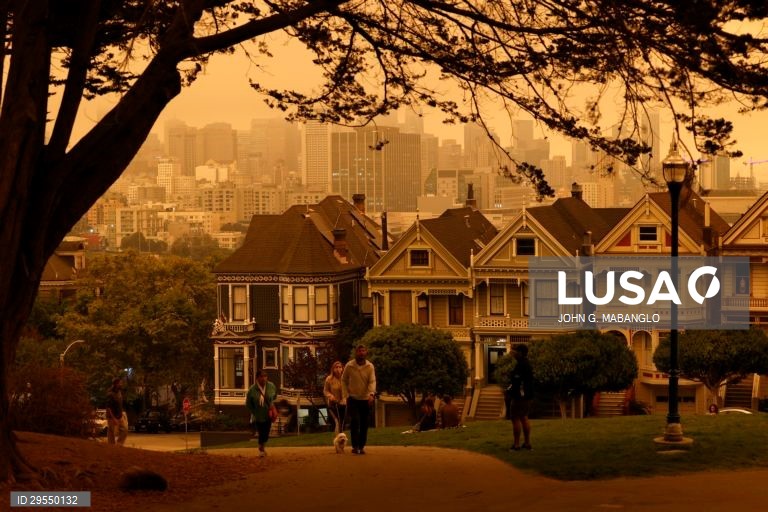 Fumo do incêndio torna a área da baía de San Francisco laranja