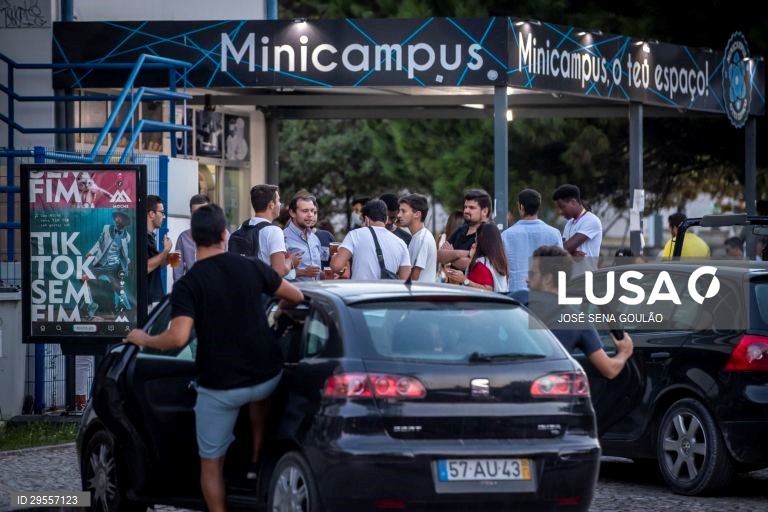 Grupos de jovens junto à Faculdade de Ciências, na Cidade Universitária de Lisboa, atropelando as regras, já que estão proibidos os ajuntamentos de mais de 10 pessoas e não é permitido beber álcool na via pública de Lisboa
