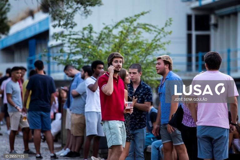 Grupos de jovens junto à Faculdade de Ciências, na Cidade Universitária de Lisboa, atropelando as regras, já que estão proibidos os ajuntamentos de mais de 10 pessoas e não é permitido beber álcool na via pública de Lisboa