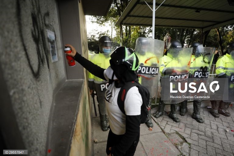 Segundo dia de protestos contra a brutalidade policial na Colômbia
