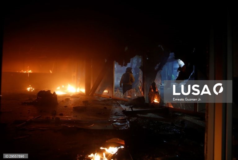 Segundo dia de protestos contra a brutalidade policial na Colômbia