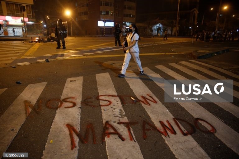 Segundo dia de protestos contra a brutalidade policial na Colômbia
