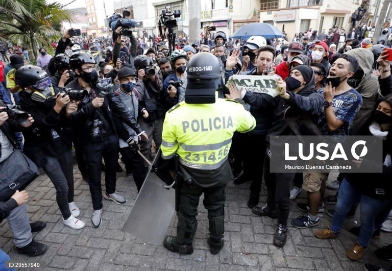 Segundo dia de protestos contra a brutalidade policial na Colômbia