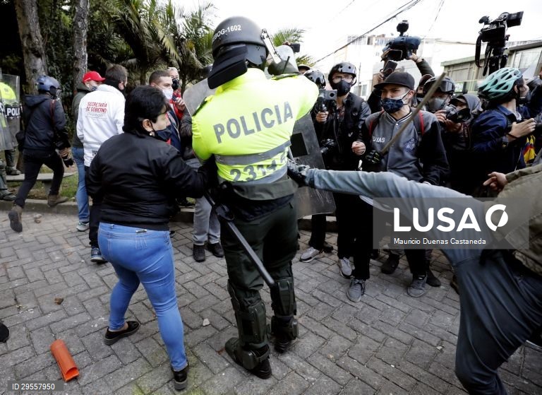 Segundo dia de protestos contra a brutalidade policial na Colômbia