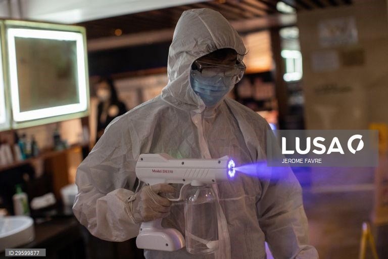 Limpeza de uma estância termal na véspera da reabertura em Hong Kong