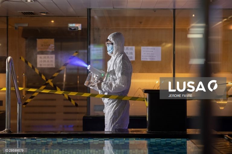 Limpeza de uma estância termal na véspera da reabertura em Hong Kong