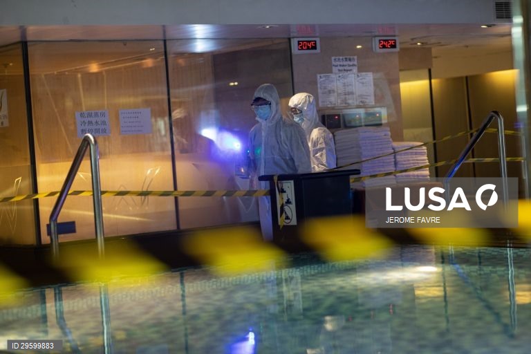 Limpeza de uma estância termal na véspera da reabertura em Hong Kong