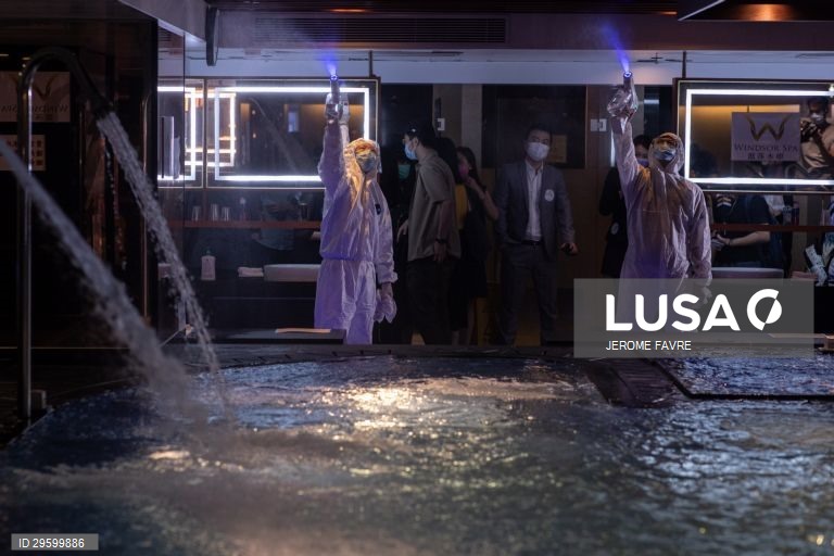 Limpeza de uma estância termal na véspera da reabertura em Hong Kong