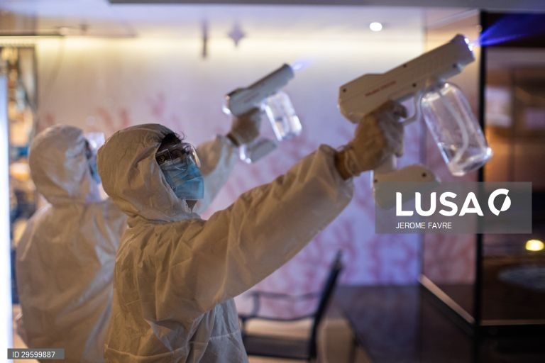 Limpeza de uma estância termal na véspera da reabertura em Hong Kong