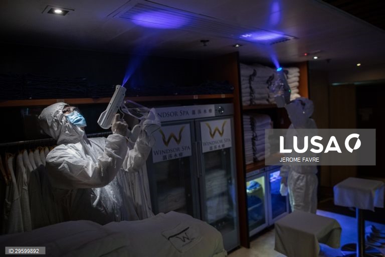 Limpeza de uma estância termal na véspera da reabertura em Hong Kong