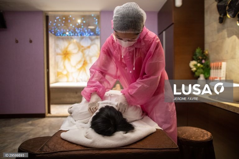 Limpeza de uma estância termal na véspera da reabertura em Hong Kong