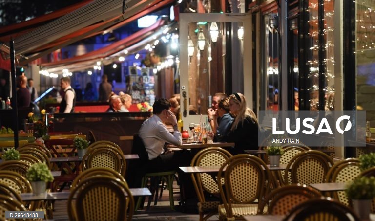 Covid-19: Pubs na Grã-Bretanha com novas regras 