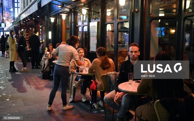 Covid-19: Pubs na Grã-Bretanha com novas regras 