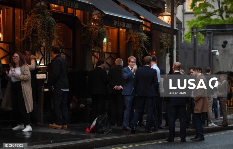 Covid-19: Pubs na Grã-Bretanha com novas regras 