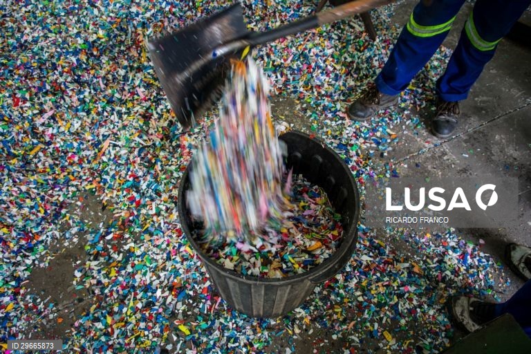 Da lixeira à reciclagem, plástico ajuda a estudar e matar a fome em Moçambique