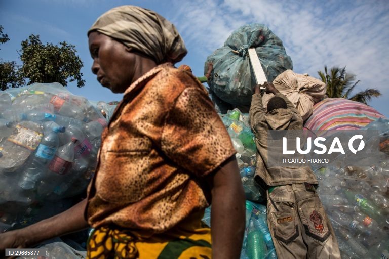 Da lixeira à reciclagem, plástico ajuda a estudar e matar a fome em Moçambique