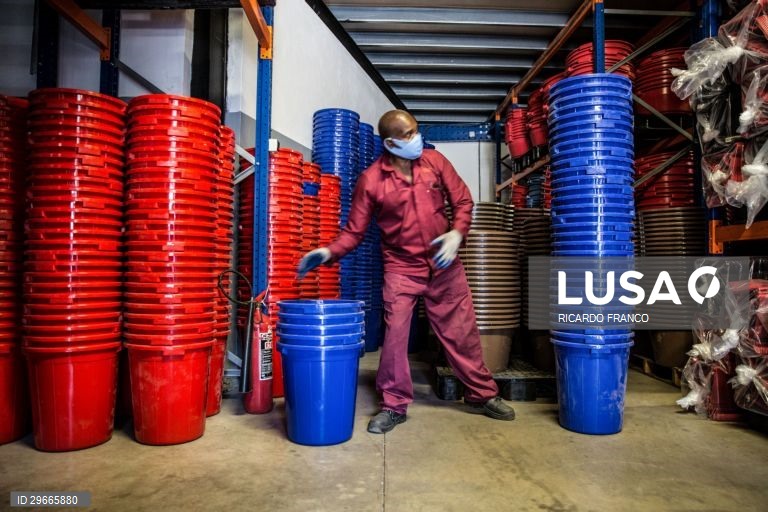 Da lixeira à reciclagem, plástico ajuda a estudar e matar a fome em Moçambique