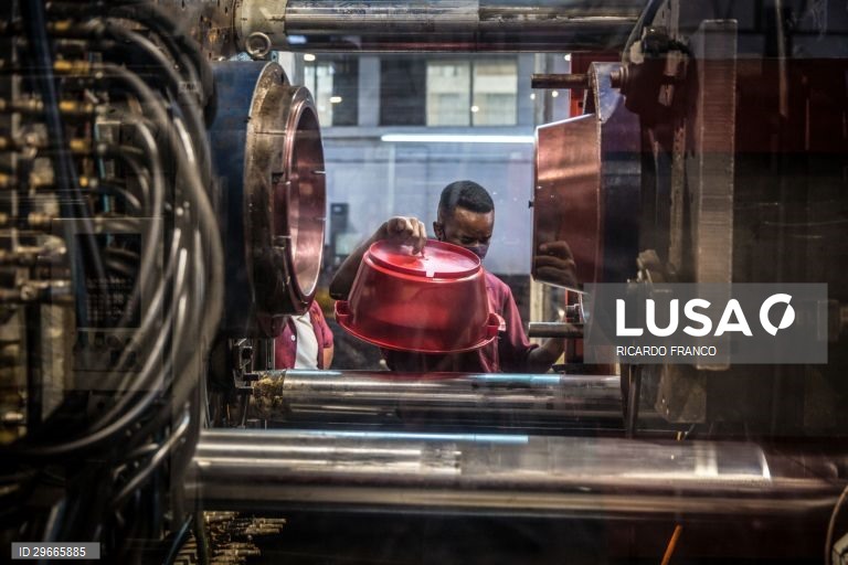 Da lixeira à reciclagem, plástico ajuda a estudar e matar a fome em Moçambique