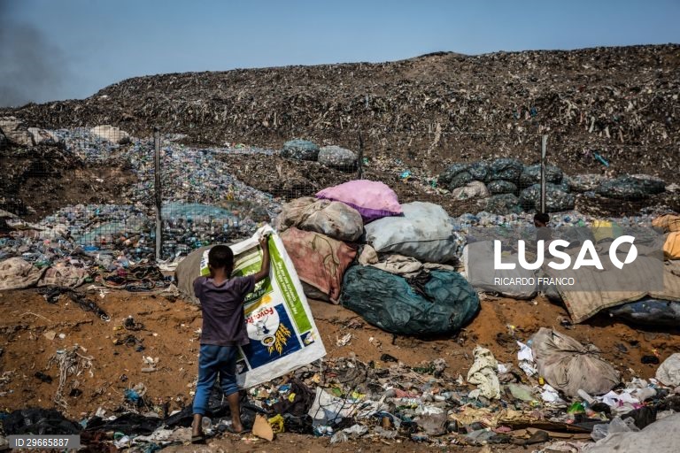 Da lixeira à reciclagem, plástico ajuda a estudar e matar a fome em Moçambique