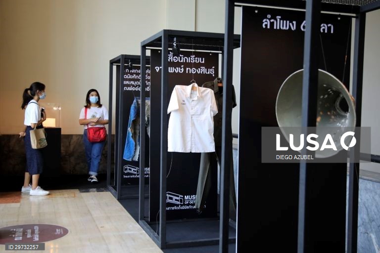 Exposição sobre o massacre numa Universidade de Banguecoque em 1976 