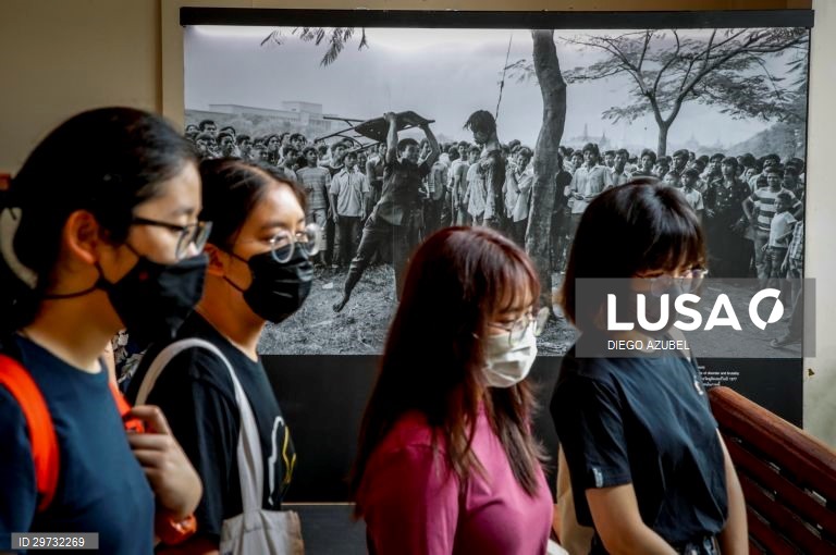 Exposição sobre o massacre numa Universidade de Banguecoque em 1976 