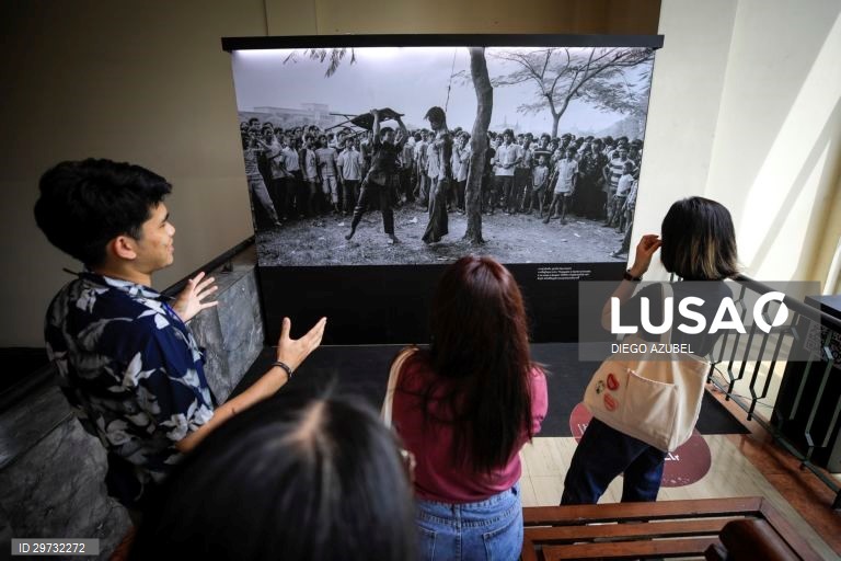 Exposição sobre o massacre numa Universidade de Banguecoque em 1976 