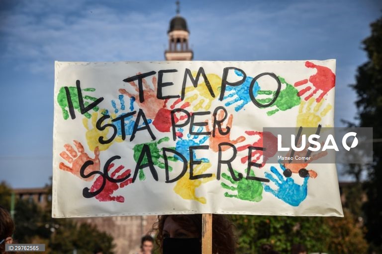Protestos "Sextas Feiras pelo Clima" em Estocolmo e em Milão