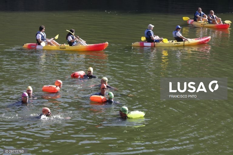 Um turista com equipamento de natação visita as gravuras rupestres do Vale do Côa. A Fundação Côa Parque propõe aos visitantes uma nova modalidade de circuito pelas gravuras rupestres, desta vez a nado, nas águas do rio Côa, para assim descobrir um novo ângulo deste património com 30.000 anos, Vila Nova de Foz Côa, 10 de outubro de 2020. (ACOMPANHA TEXTO DE 11/10/2020) FRANCISCO PINTO/LUSA