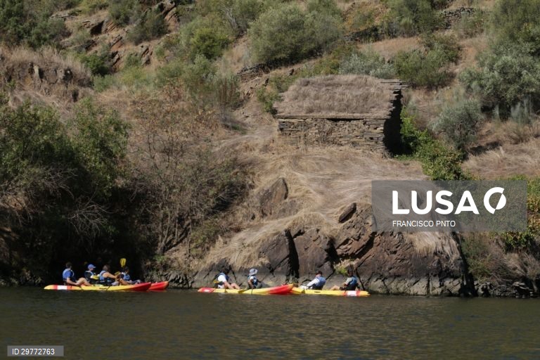 A Fundação Côa Parque propõe aos visitantes uma nova modalidade de circuito pelas gravuras rupestres, desta vez a nado, nas águas do rio Côa, para assim descobrir um novo ângulo deste património com 30.000 anos, Vila Nova de Foz Côa, 10 de outubro de 2020. (ACOMPANHA TEXTO DE 11/10/2020) FRANCISCO PINTO/LUSA