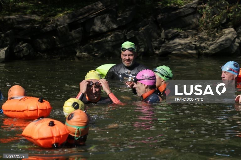 A Fundação Côa Parque propõe aos visitantes uma nova modalidade de circuito pelas gravuras rupestres, desta vez a nado, nas águas do rio Côa, para assim descobrir um novo ângulo deste património com 30.000 anos, Vila Nova de Foz Côa, 10 de outubro de 2020. (ACOMPANHA TEXTO DE 11/10/2020) FRANCISCO PINTO/LUSA
