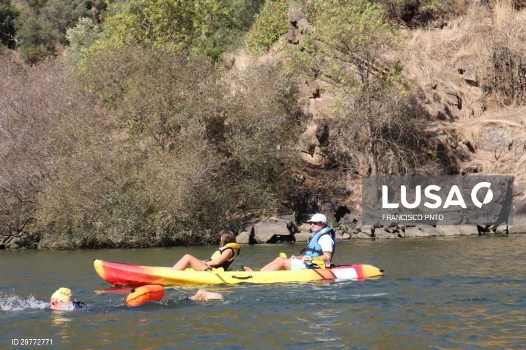 A Fundação Côa Parque propõe aos visitantes uma nova modalidade de circuito pelas gravuras rupestres, desta vez a nado, nas águas do rio Côa, para assim descobrir um novo ângulo deste património com 30.000 anos, Vila Nova de Foz Côa, 10 de outubro de 2020. (ACOMPANHA TEXTO DE 11/10/2020) FRANCISCO PINTO/LUSA