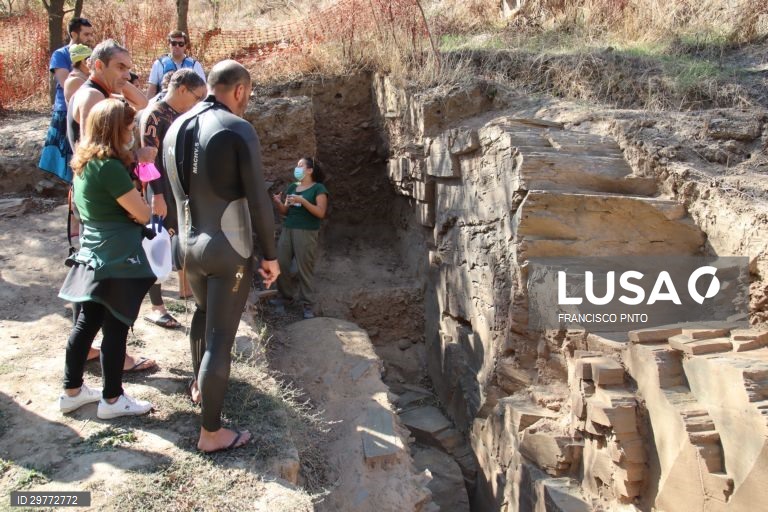 Um turista com equipamento de natação visita as gravuras rupestres do Vale do Côa. A Fundação Côa Parque propõe aos visitantes uma nova modalidade de circuito pelas gravuras rupestres, desta vez a nado, nas águas do rio Côa, para assim descobrir um novo ângulo deste património com 30.000 anos, Vila Nova de Foz Côa, 10 de outubro de 2020. (ACOMPANHA TEXTO DE 11/10/2020) FRANCISCO PINTO/LUSA