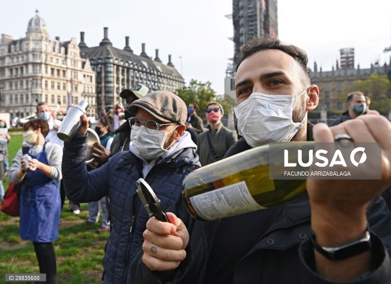 Covid-19: Protesto contra as medidas restritivas do governo britânico