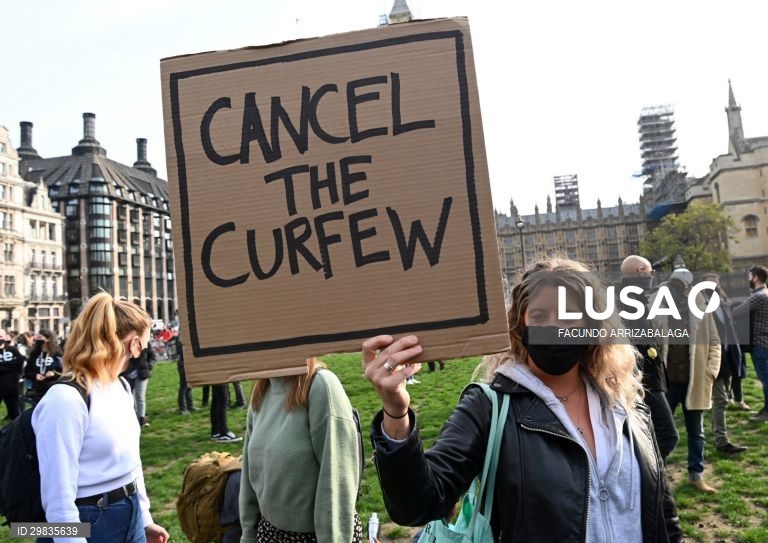 Covid-19: Protesto contra as medidas restritivas do governo britânico