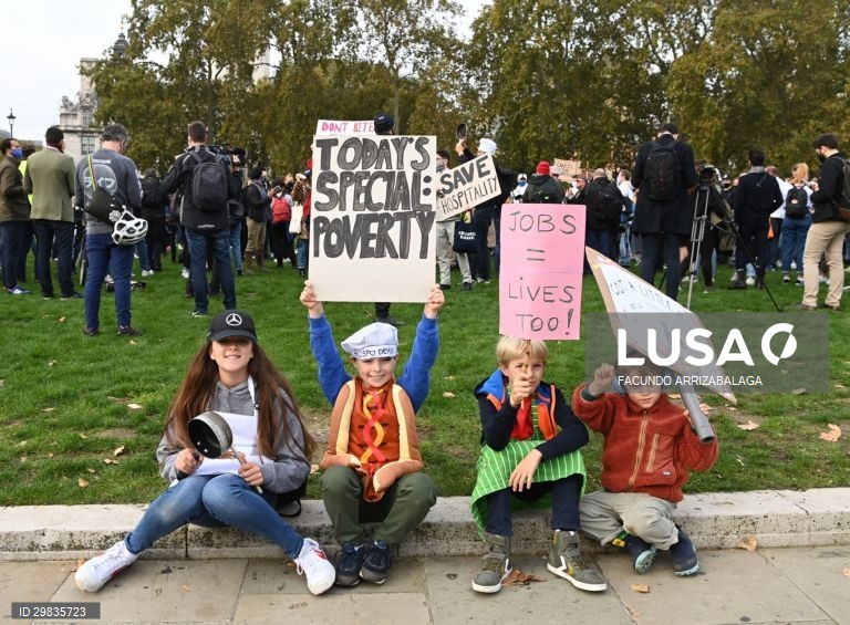 Covid-19: Protesto contra as medidas restritivas do governo britânico