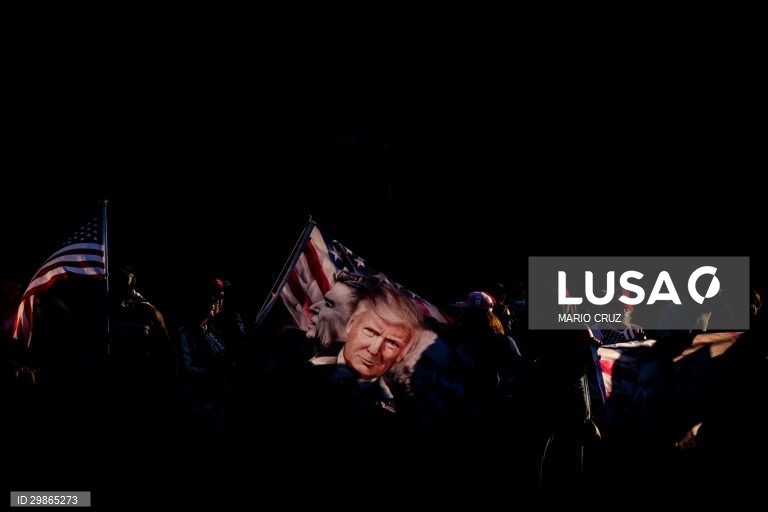 Manifestação de apoiantes dos candidatos à presidência dos Estados Unidos junto à Universidade de Belmont onde se realiza o último debate antes das eleições, em Nashville, Tennessee, Estados Unidos, 22 de outubro de 2020. A eleição presidencial será realizada a 03 de novembro e opõe o atual Presidente, Donald Trump, apoiado pelo partido republicano, e o antigo vice-presidente de Barack Obama, Joe Biden, apoiado pelo partido democrata. MÁRIO CRUZ/LUSA