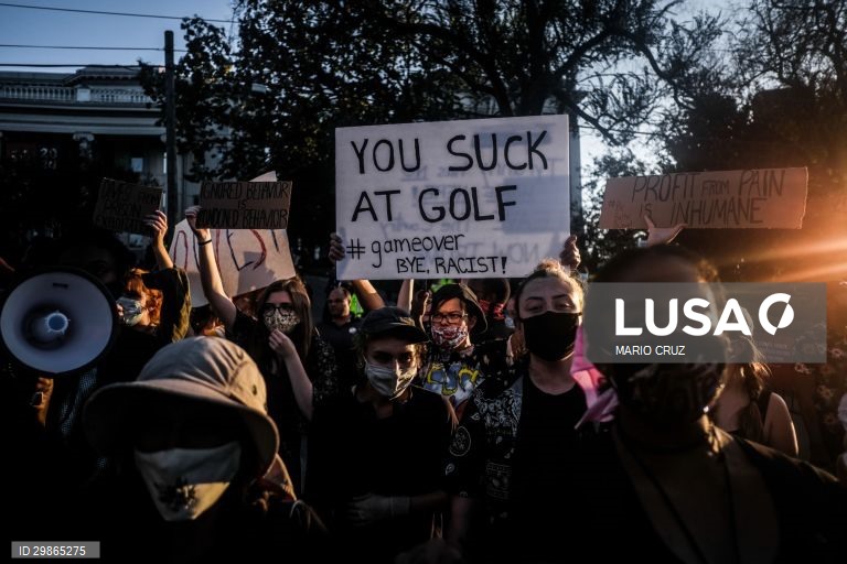 Manifestação de apoiantes dos candidatos à presidência dos Estados Unidos junto à Universidade de Belmont onde se realiza o último debate antes das eleições, em Nashville, Tennessee, Estados Unidos, 22 de outubro de 2020. A eleição presidencial será realizada a 03 de novembro e opõe o atual Presidente, Donald Trump, apoiado pelo partido republicano, e o antigo vice-presidente de Barack Obama, Joe Biden, apoiado pelo partido democrata. MÁRIO CRUZ/LUSA