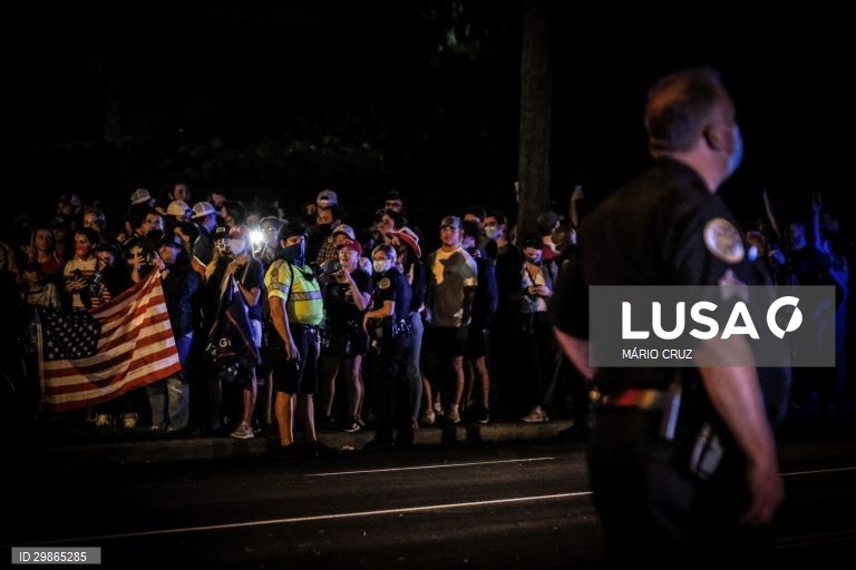 Manifestação de apoiantes dos candidatos à presidência dos Estados Unidos junto à Universidade de Belmont onde se realiza o último debate antes das eleições, em Nashville, Tennessee, Estados Unidos, 22 de outubro de 2020. A eleição presidencial será realizada a 03 de novembro e opõe o atual Presidente, Donald Trump, apoiado pelo partido republicano, e o antigo vice-presidente de Barack Obama, Joe Biden, apoiado pelo partido democrata. MÁRIO CRUZ/LUSA