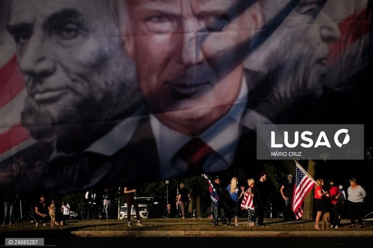 Manifestação de apoiantes dos candidatos à presidência dos Estados Unidos junto à Universidade de Belmont onde se realiza o último debate antes das eleições, em Nashville, Tennessee, Estados Unidos, 22 de outubro de 2020. A eleição presidencial será realizada a 03 de novembro e opõe o atual Presidente, Donald Trump, apoiado pelo partido republicano, e o antigo vice-presidente de Barack Obama, Joe Biden, apoiado pelo partido democrata. MÁRIO CRUZ/LUSA