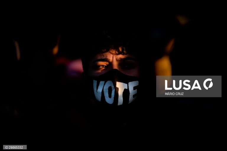 Manifestação de apoiantes dos candidatos à presidência dos Estados Unidos junto à Universidade de Belmont onde se realiza o último debate antes das eleições, em Nashville, Tennessee, Estados Unidos, 22 de outubro de 2020. A eleição presidencial será realizada a 03 de novembro e opõe o atual Presidente, Donald Trump, apoiado pelo partido republicano, e o antigo vice-presidente de Barack Obama, Joe Biden, apoiado pelo partido democrata. MÁRIO CRUZ/LUSA