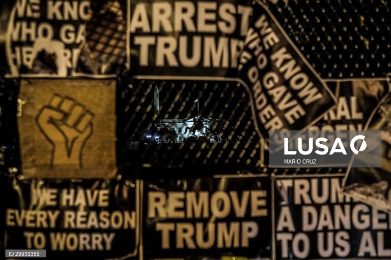 Protest Posters at the White House in Washington DC, United States, 01 November 2020 (issued on 02 November 2020). Downtown Washington DC meets commercial establishments protected by plywood boards for fear of "disturbances" after the release of the presidential election results and signs of protest from the "Black Lives Matter" movement near the White House railings where a demonstration is being prepared for election night. MARIO CRUZ/LUSA