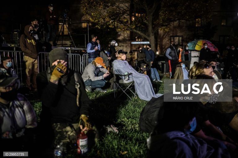 People protest in front of the White House where President Donald J. Trump is staying during election night, in Washington, DC, USA, 03 November 2020, USA, 23 October 2020. Americans voted for the presidential election to choose between re-electing Donald J. Trump or electing Joe Biden as the 46th President of the United States to serve from 2021 through 2024. MÁRIO CRUZ/LUSA